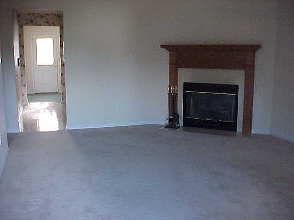 4th image of 128 Somerset Dr