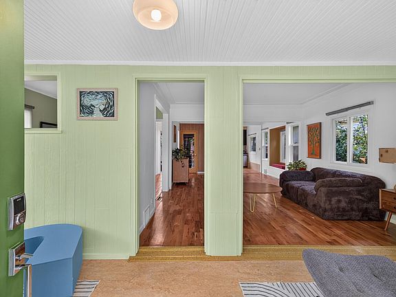 5th image of 2633 35th Ave S