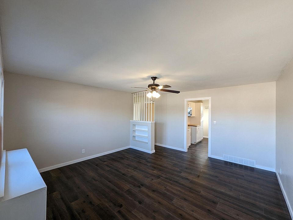 Living Room / Entry