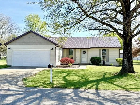 502 University Ln, Point Pleasant, WV 25550