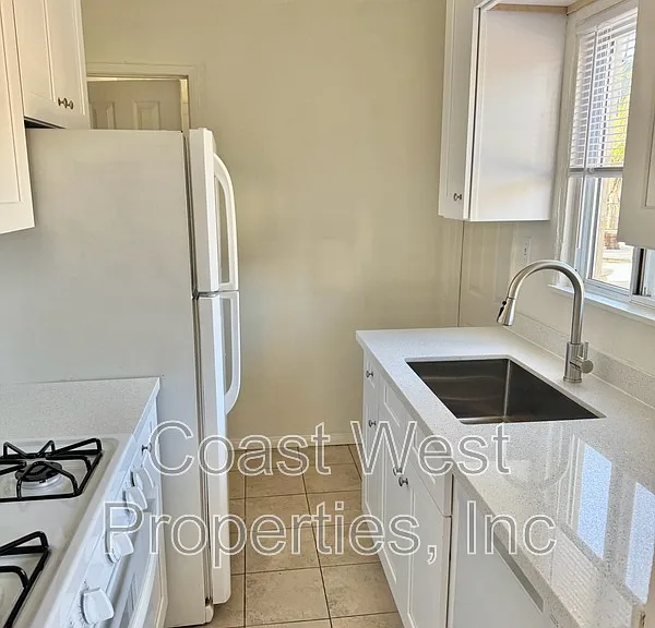 4252 Ingraham St — Photo 7