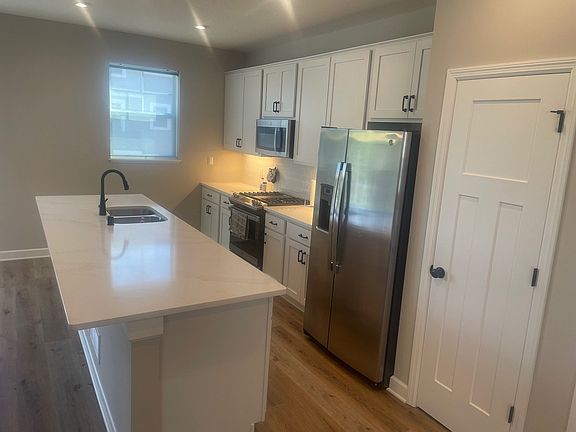 5th image of 873 Roselyn Dr