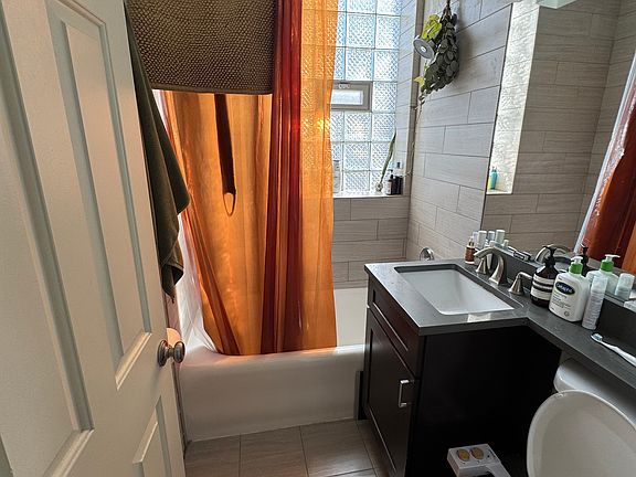 4th image of 2119 N Richmond St #2