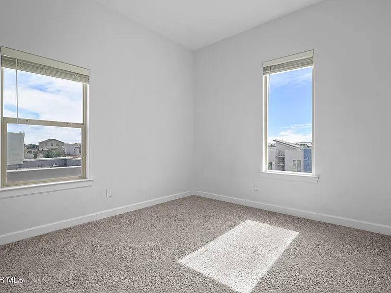 979 Airship Pl — Photo 23
