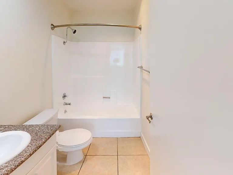 Chateau Regent Apartments — Photo 24