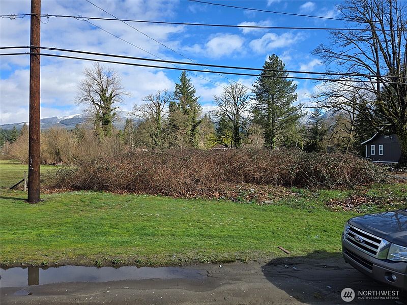 3rd image of 615 Croft Avenue W