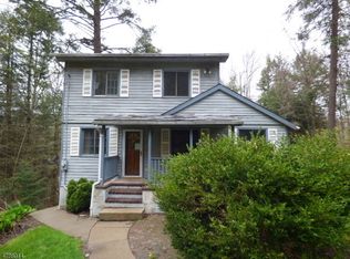 19 Garnet Dr, Oak Ridge, NJ 07438