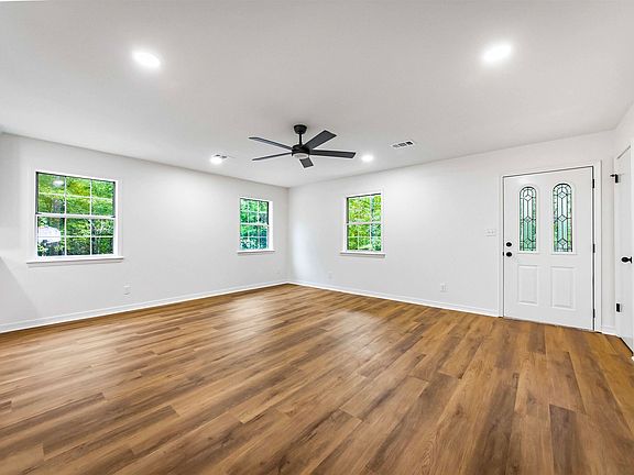 4th image of 942 Spring Valley Rd