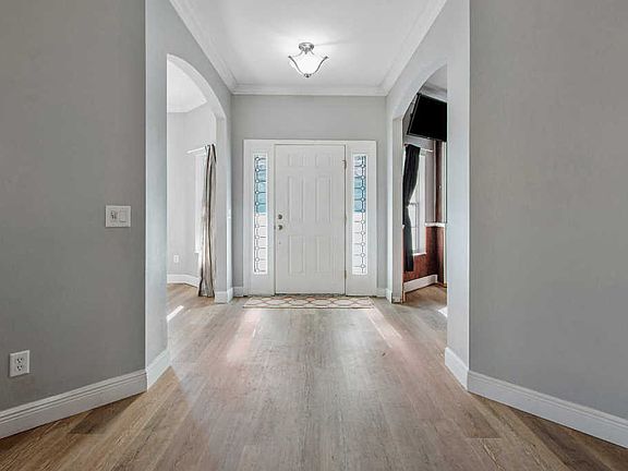 3rd image of 1841 SW Hampshire Ln