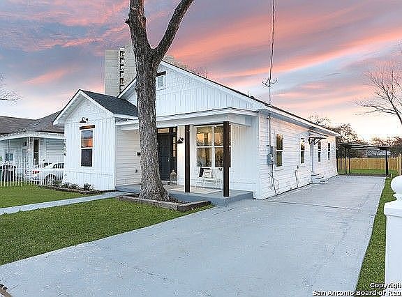 2nd image of 1814 N Comal