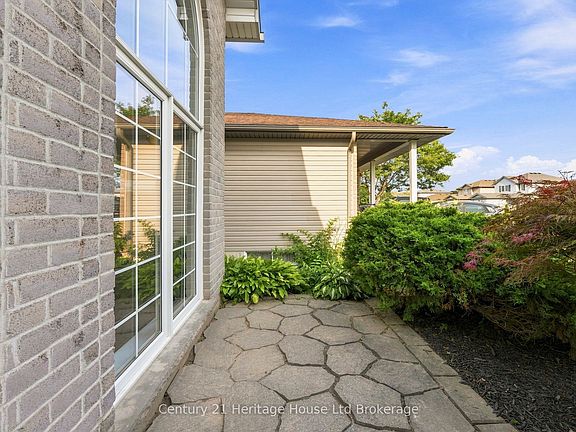 3rd image of 16 Herford St