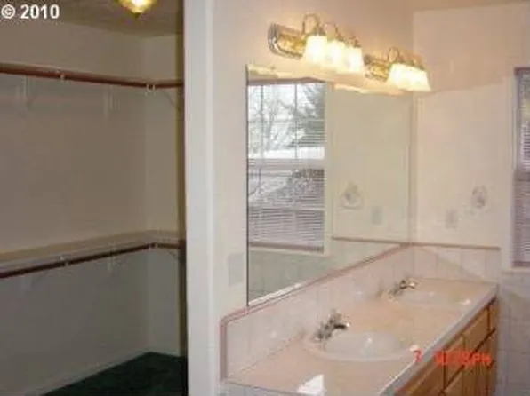 1142 W Harris Hills Dr, Roseburg, OR 97471