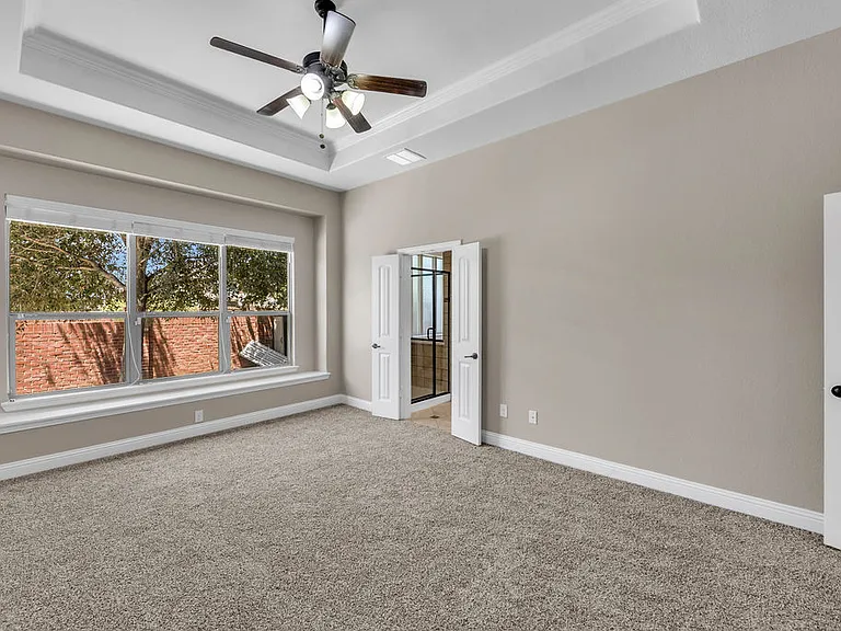 1721 Medina Ln — Photo 32