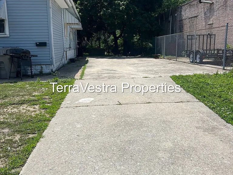 424 W Broad St — Photo 10