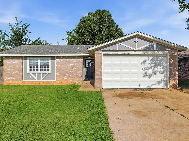 905 Craig Dr — Photo 1