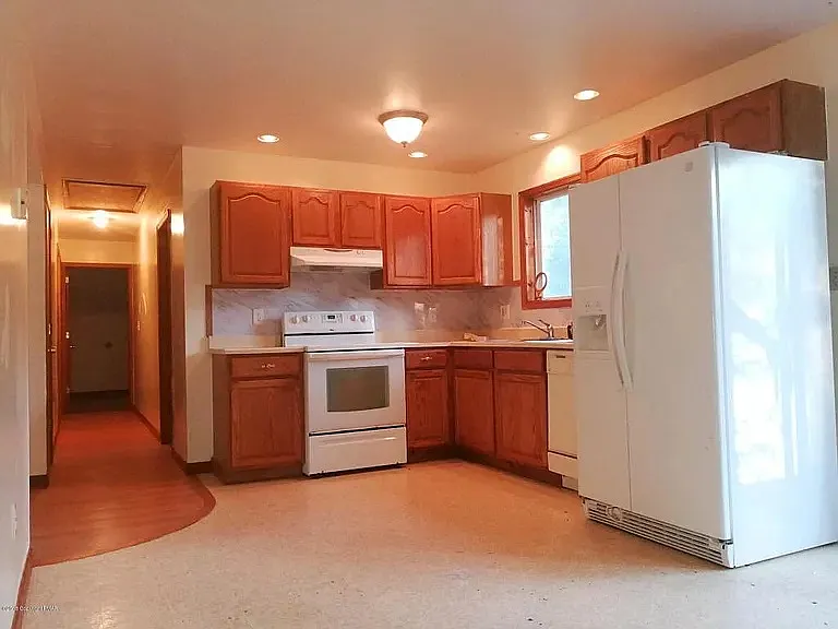 767 Rosewood Rd E — Photo 4