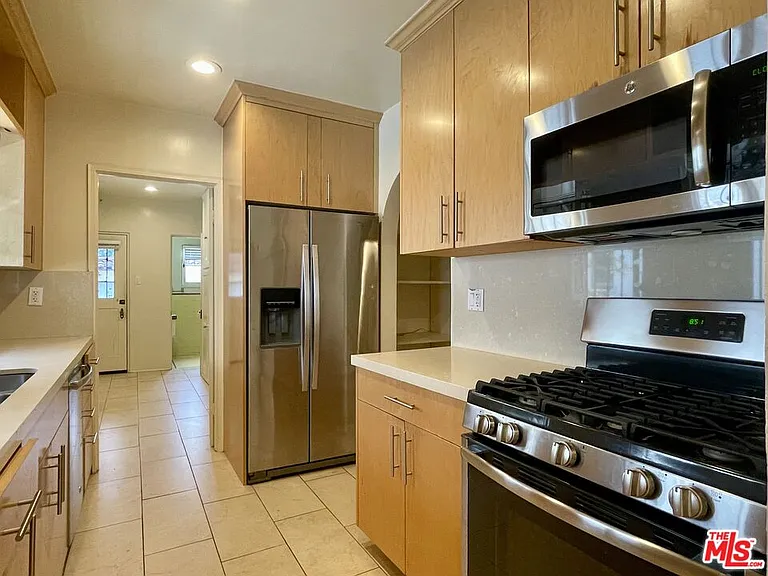 203 N Doheny Dr — Photo 8