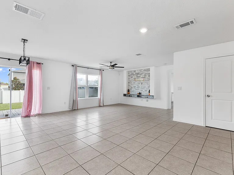 213 Lake Lucerne Way — Photo 4