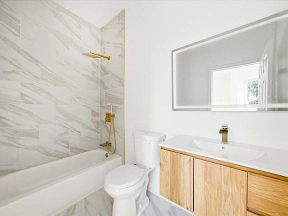 Ensuite full bathroom