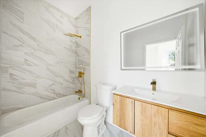 Ensuite full bathroom