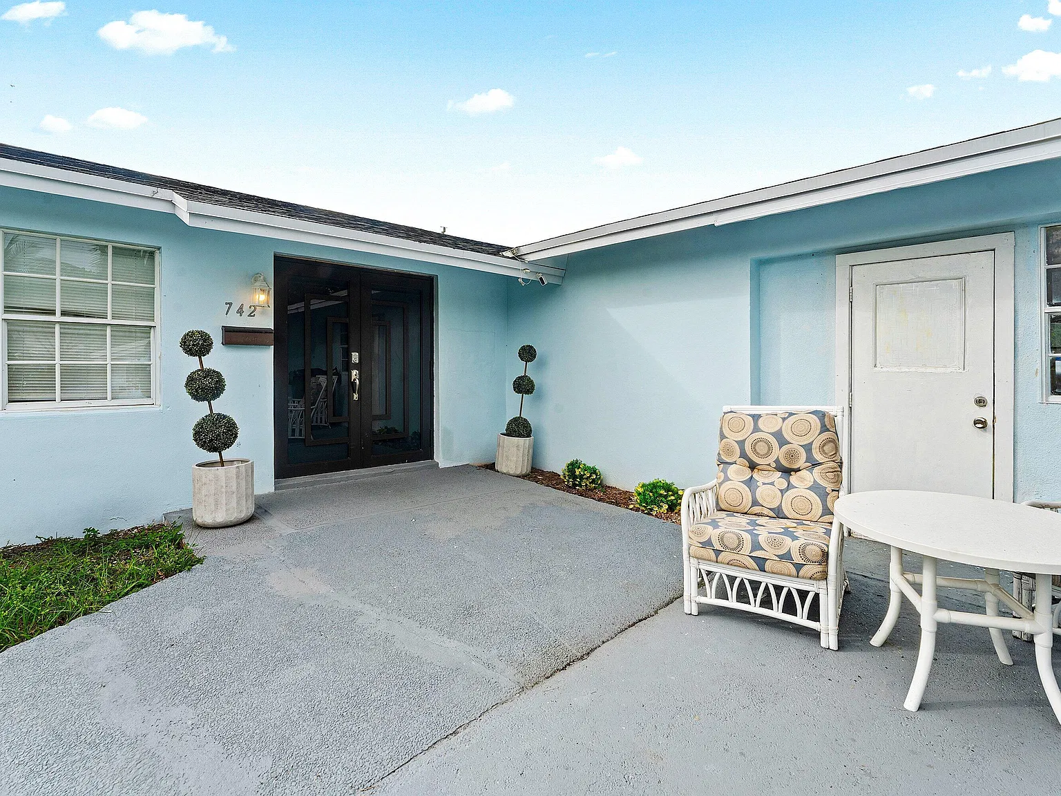 4 bed, 2.0 bath, 1990 sqft, $4,000 — Photo 2