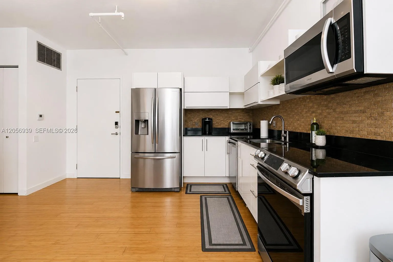 Neo Vertika Condo — Photo 2
