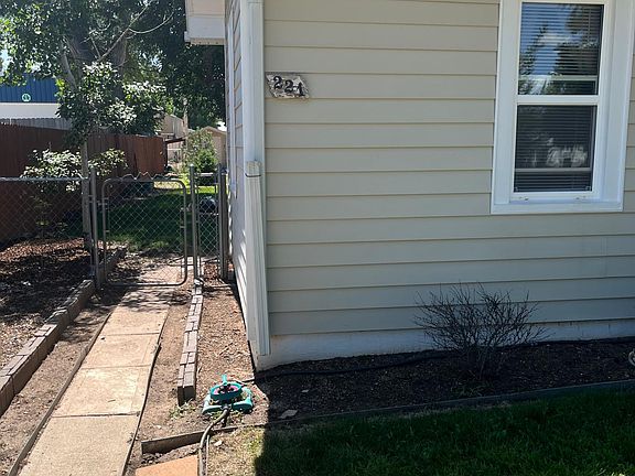 3rd image of 221 Oak St