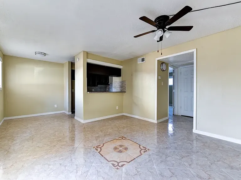 Schroeder Apartments — Photo 10