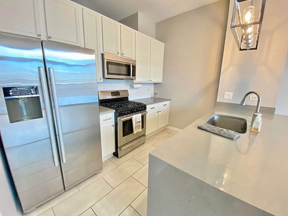4th image of 340 W Superior St APT 1106