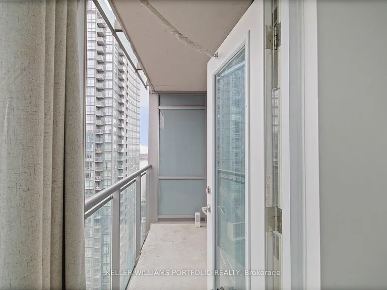 15 Fort York Blvd W #3907 — Photo 46