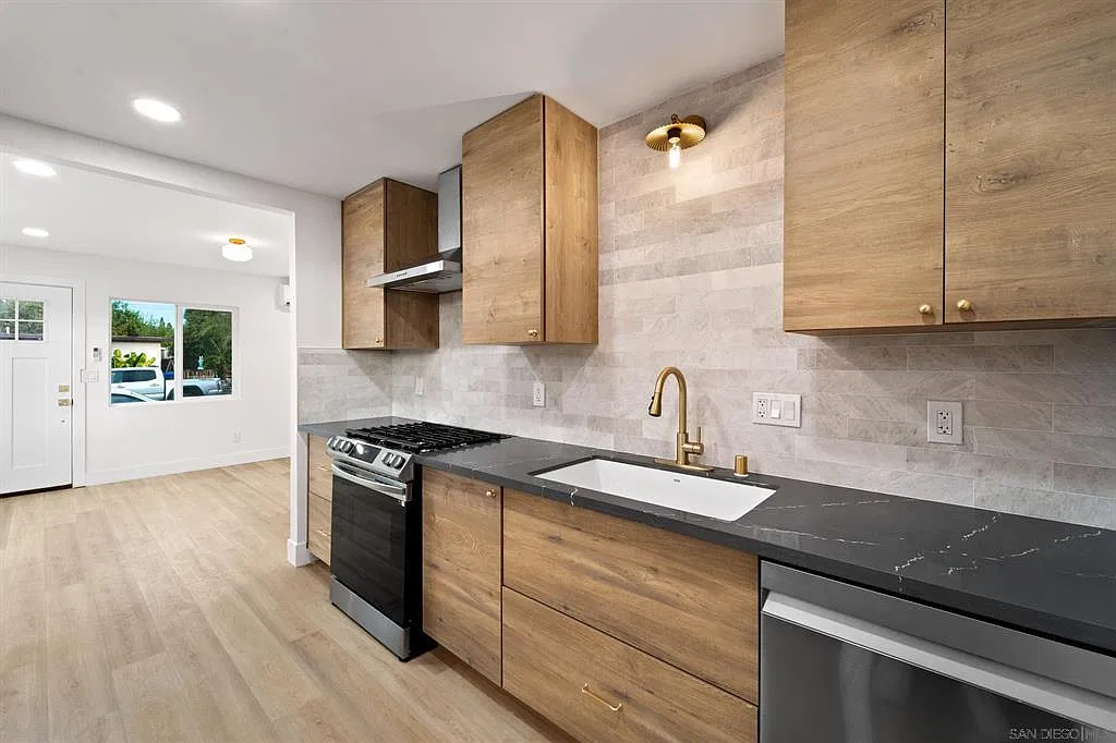 2 bed, 700 sqft, $2,750 — Photo 2