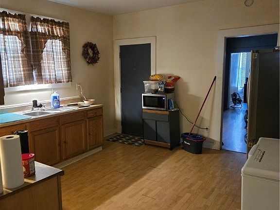 3rd image of 1301 Putnam Ave