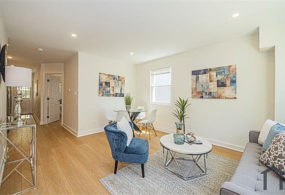 3rd image of 5014 Nash St NE