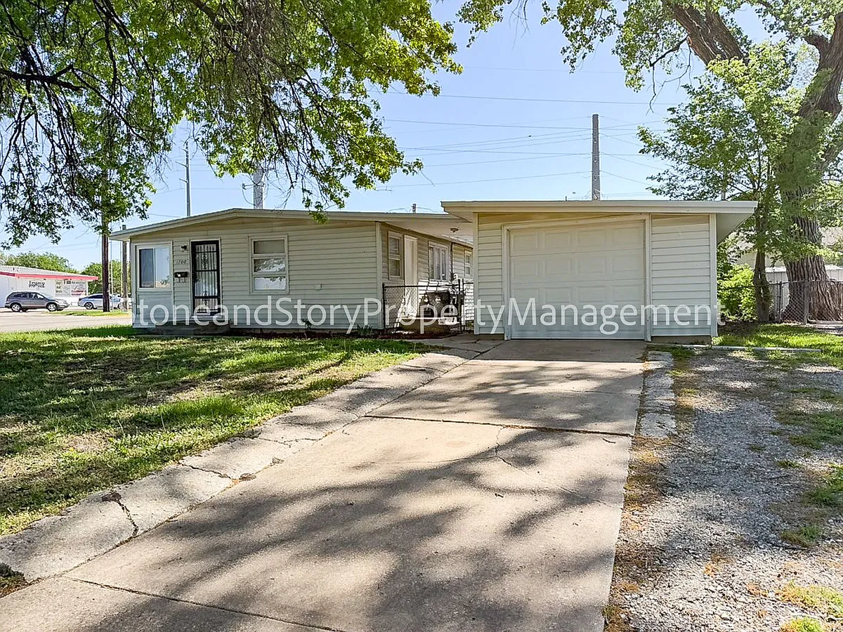 Building Photo - 1700 SW Amhurst Rd
