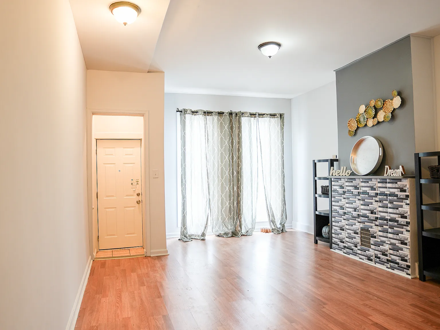 3 bed, 1300 sqft, $2,200 — Photo 2