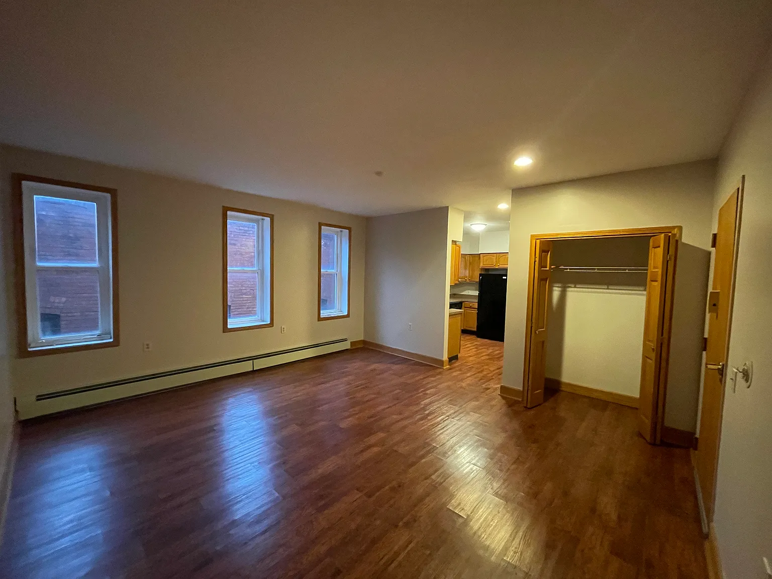 2 bed, 1000 sqft, $1,350 — Photo 2