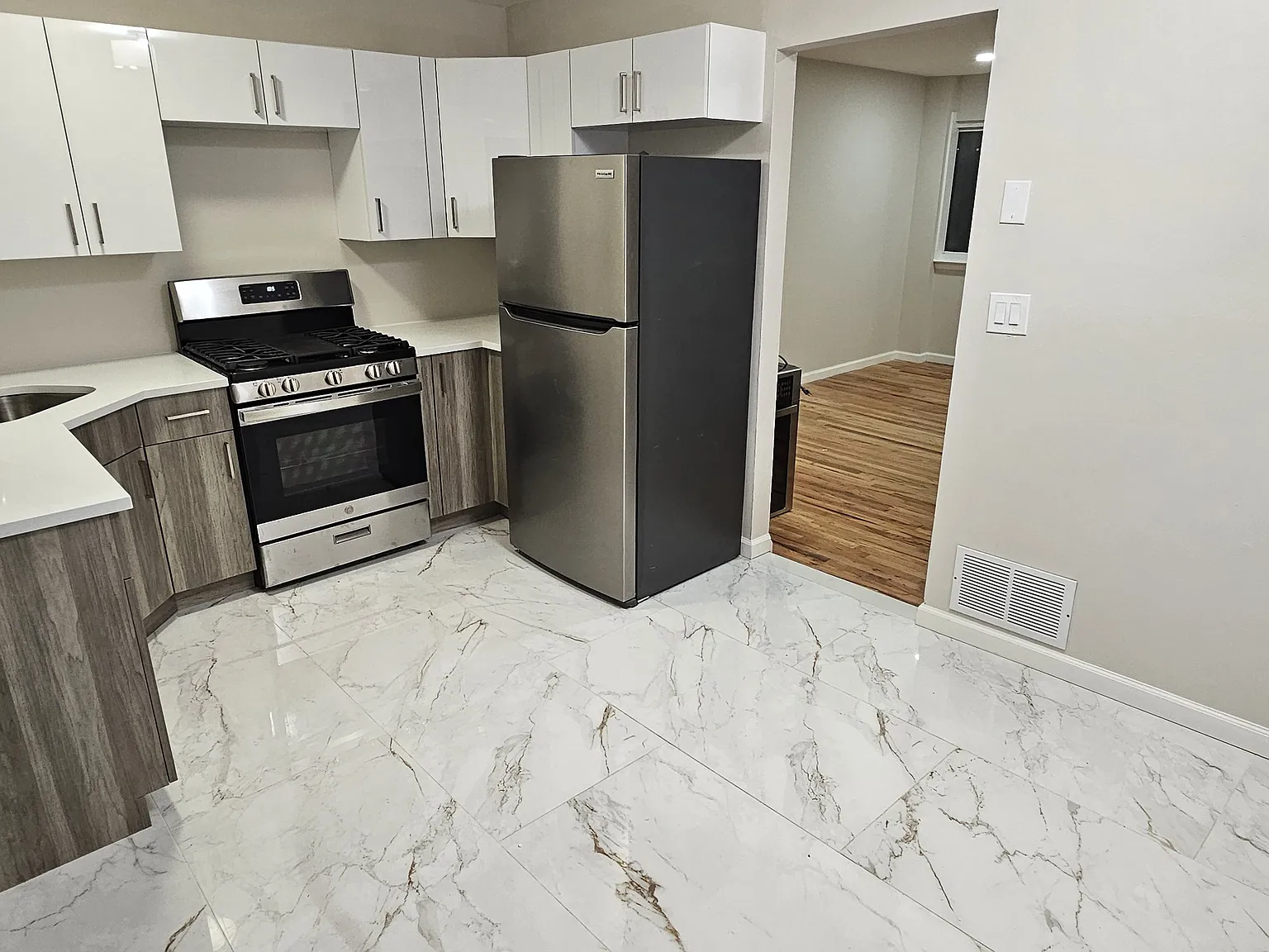 3 bed, 1000 sqft, $3,700 — Photo 1