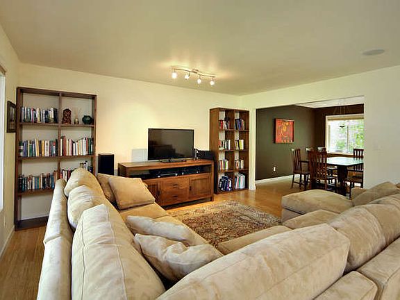 2nd image of 410 Cabrillo Ave