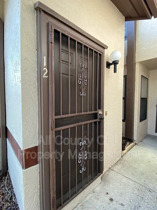 Wimbledon Condos — Photo 2