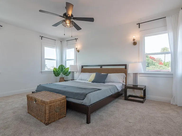 7319 S Hobart Blvd — Photo 4
