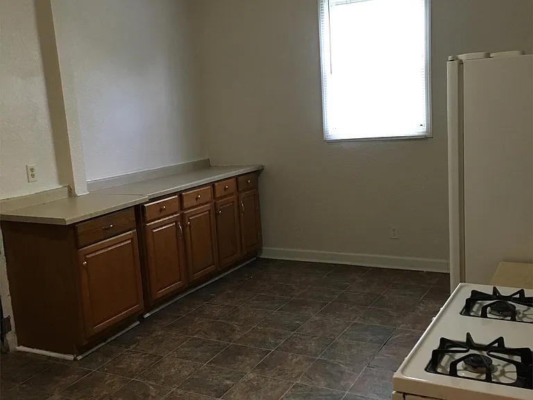 1004 W Hill St — Photo 6