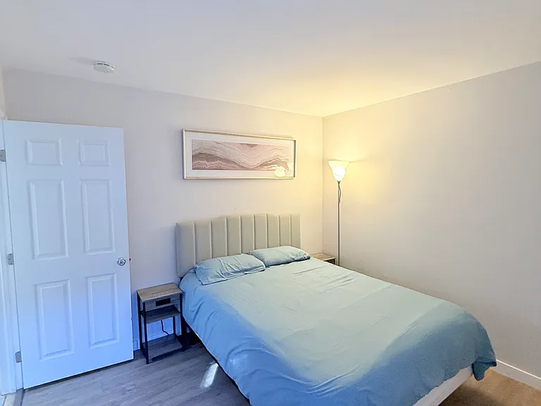 2nd bedroom with queen bed