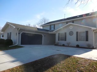 490 Lincolnshire Dr, Sycamore, IL 60178