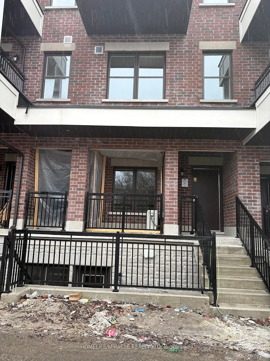 Building Photo - 15100 Yonge St #211
