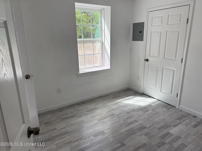 212 E 2nd St — Photo 4