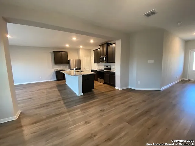 4 bed, 2.5 bath, 2198 sqft, $1,949 — Photo 4