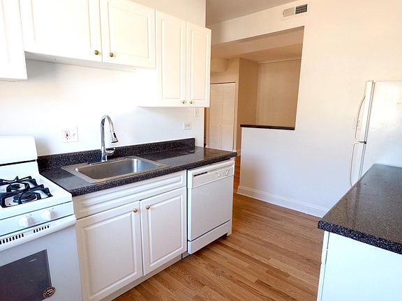 4th image of 927 Forest Ave #2