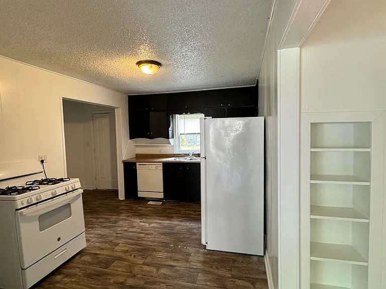 704 S Forest Ave — Photo 11