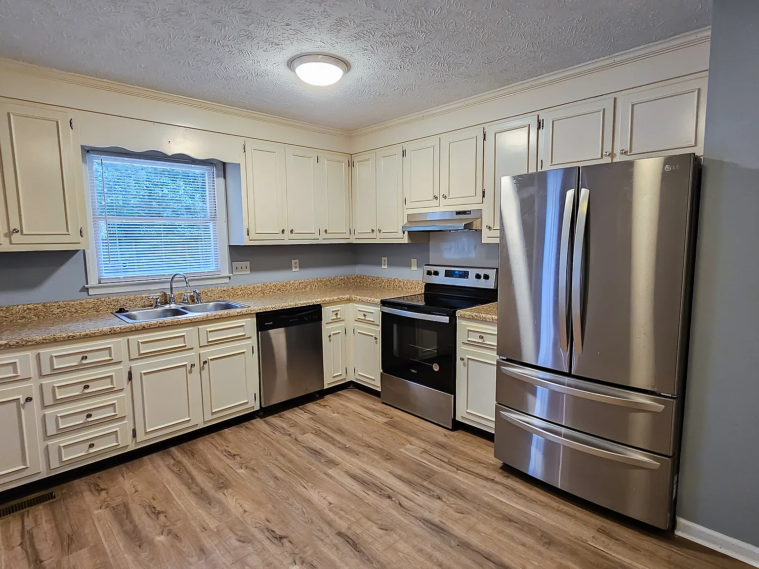 3 bed, 1315 sqft, $1,700 — Photo 2