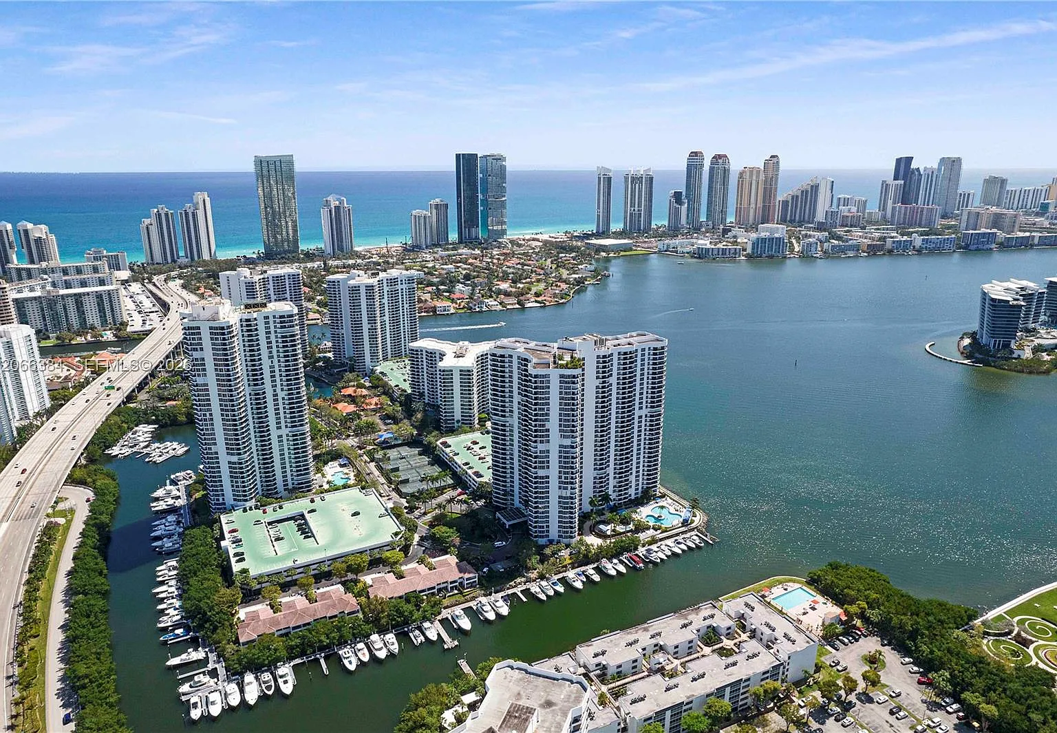 Mystic Pointe Tower 500 C — Photo 2